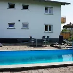 Appartement Haus Mit 6 Schlafzimmer, Pool Und Grossem Garten Mader