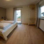 Haus Mit 6 Schlafzimmer, Pool Und Grossem Garten