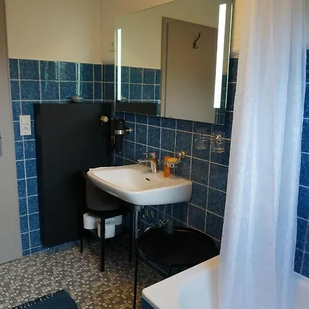 Apartment Haus Mit 6 Schlafzimmer, Pool Und Grossem Garten