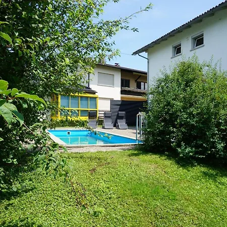 Apartment Haus Mit 6 Schlafzimmer, Pool Und Grossem Garten Mader