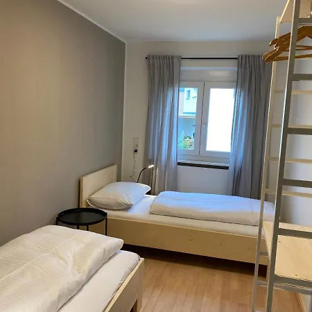 Haus Mit 6 Schlafzimmer, Pool Und Grossem Garten *