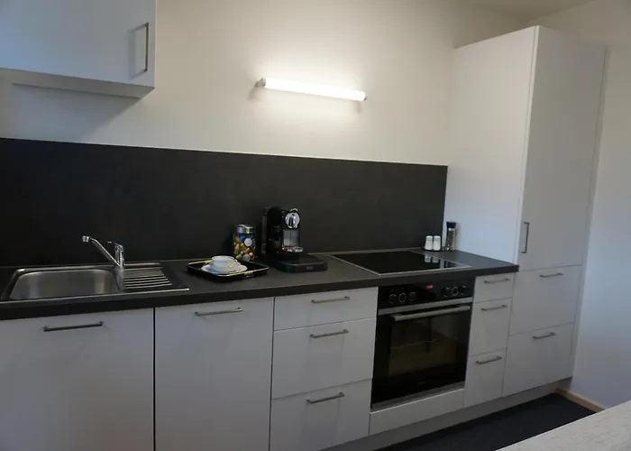 Apartment Haus Mit 6 Schlafzimmer, Pool Und Grossem Garten Mader