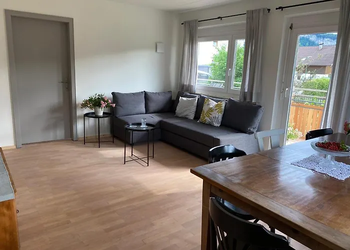 Apartment Haus Mit 6 Schlafzimmer, Pool Und Grossem Garten