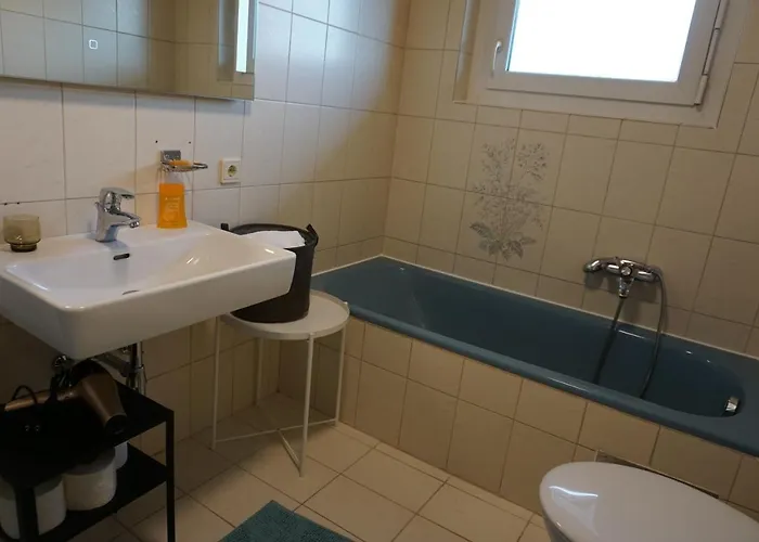 Haus Mit 6 Schlafzimmer, Pool Und Grossem Garten *