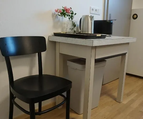 Haus Mit 6 Schlafzimmer, Pool Und Grossem Garten Apartment