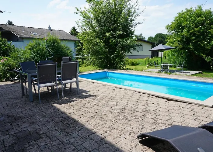Haus Mit 6 Schlafzimmer, Pool Und Grossem Garten Apartment