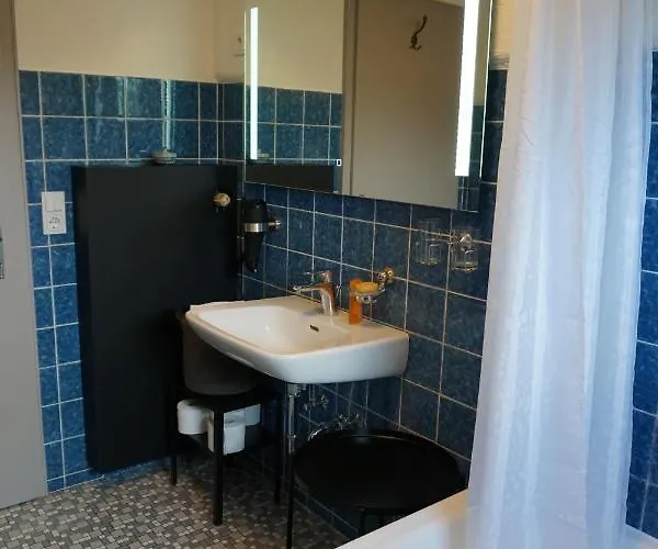 Apartment Haus Mit 6 Schlafzimmer, Pool Und Grossem Garten