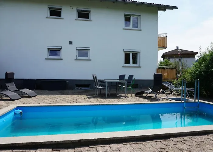 Apartment Haus Mit 6 Schlafzimmer, Pool Und Grossem Garten Mader