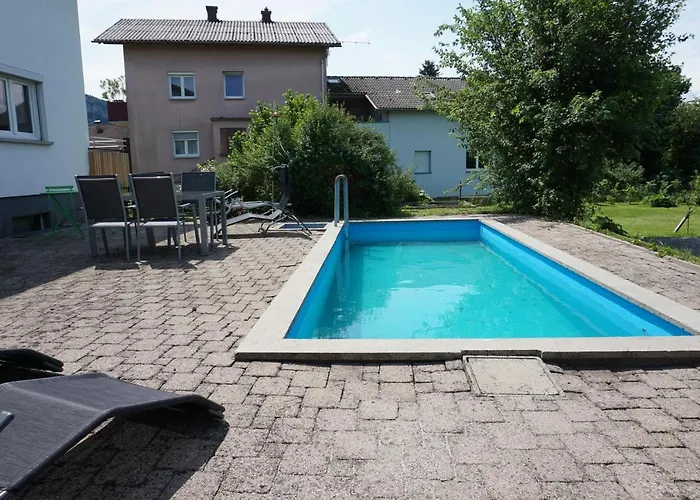 Haus Mit 6 Schlafzimmer, Pool Und Grossem Garten