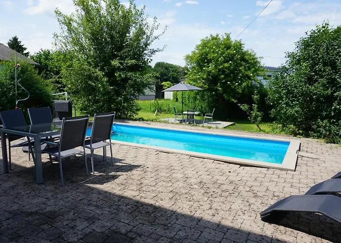 Haus Mit 6 Schlafzimmer, Pool Und Grossem Garten Apartment