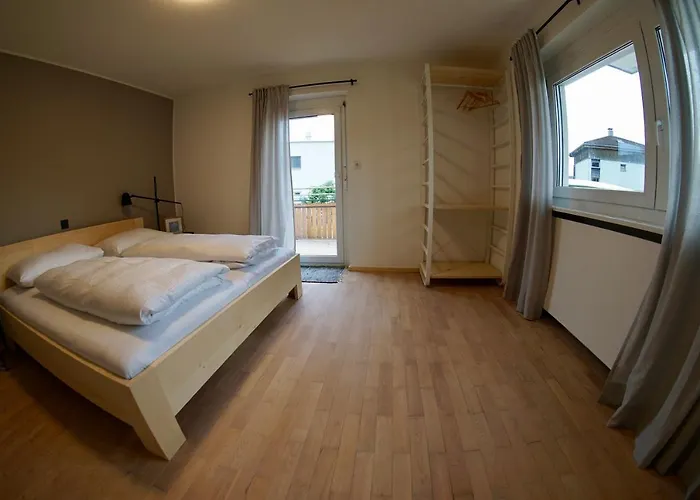 Haus Mit 6 Schlafzimmer, Pool Und Grossem Garten