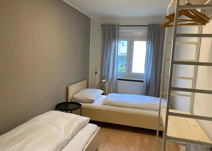 Haus Mit 6 Schlafzimmer, Pool Und Grossem Garten *